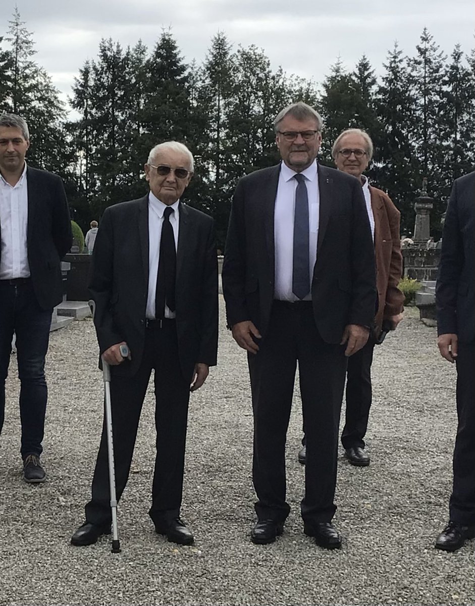LebloisJC's tweet photo. Avec La mort de Robert Hebras, c’est toute une histoire tragique qui est dans nos mémoires collectives. Je rend hommage à ce grand Homme qui a consacré toute sa vie à perpétuer le souvenir d’#Oradour et à défendre les valeurs de fraternité. #CMO https://t.co/h5F5pb6Ohx