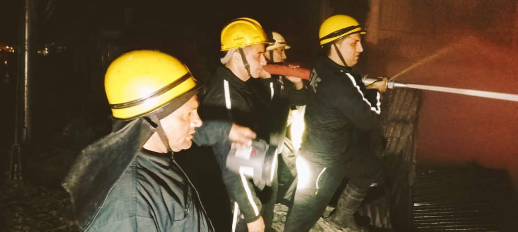 UKFireServices's tweet photo. कल देर रात नेपाली फार्म तिराहे के पास स्थित गैल गैस कंपनी के गोदाम में लगी आग को फायर स्टेशन देहरादून, ऋषिकेश, रानीपोखरी, हरिद्वार व रूड़की क��� 10 से 12 अग्निशमन वाहनों की मदद से घंटो मशक्कत के बाद फायर सर्विस यूनिटों ने आग पर काबू पाया।
#Dehradun
#fireservice #UttarakhandPolice https://t.co/MrcRXPUXep