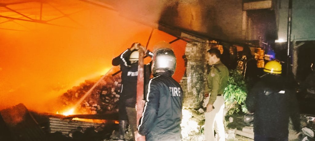 UKFireServices's tweet photo. कल देर रात नेपाली फार्म तिराहे के पास स्थित गैल गैस कंपनी के गोदाम में लगी आग को फायर स्टेशन देहरादून, ऋषिकेश, रानीपोखरी, हरिद्वार व रूड़की क��� 10 से 12 अग्निशमन वाहनों की मदद से घंटो मशक्कत के बाद फायर सर्विस यूनिटों ने आग पर काबू पाया।
#Dehradun
#fireservice #UttarakhandPolice https://t.co/MrcRXPUXep
