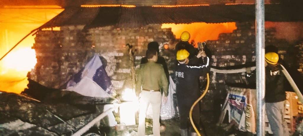 UKFireServices's tweet photo. कल देर रात नेपाली फार्म तिराहे के पास स्थित गैल गैस कंपनी के गोदाम में लगी आग को फायर स्टेशन देहरादून, ऋषिकेश, रानीपोखरी, हरिद्वार व रूड़की क��� 10 से 12 अग्निशमन वाहनों की मदद से घंटो मशक्कत के बाद फायर सर्विस यूनिटों ने आग पर काबू पाया।
#Dehradun
#fireservice #UttarakhandPolice https://t.co/MrcRXPUXep