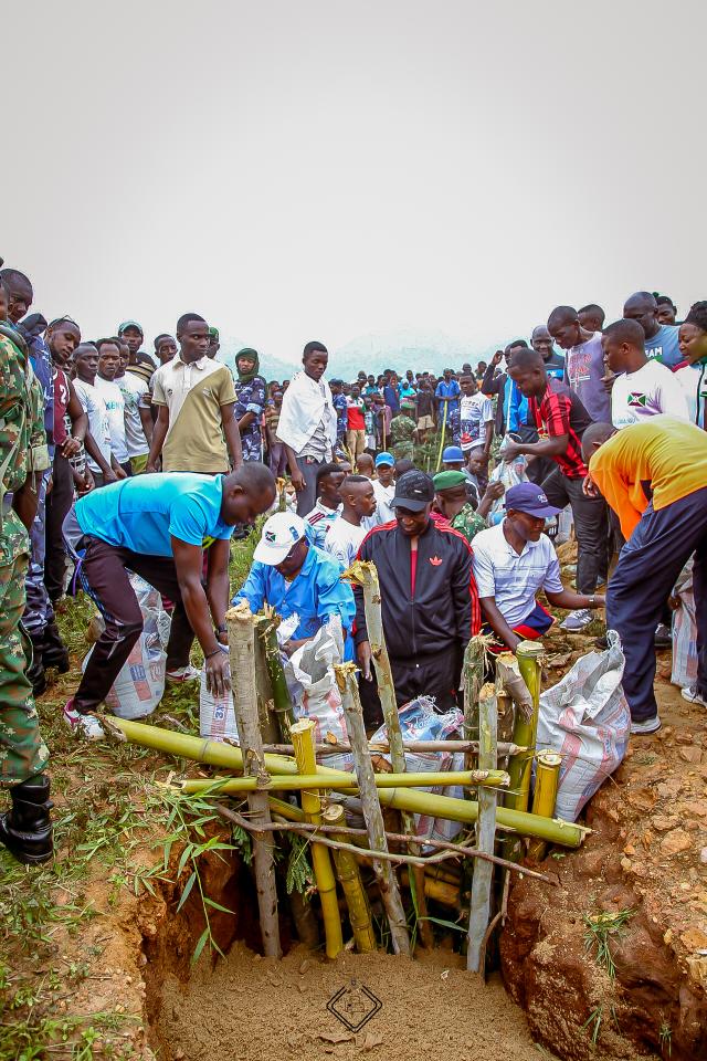 Bujaprov2025's tweet photo. #Burundi Kuri uyu wa gatandatu, umushikiranganji wa mbere Ndirakobuca Gervais yifadikanije n'abenegihugu bo muri @MairieBuja mu bikorwa rusangi vyo kuzibira ibinogo vyatewe n'amazi y'imvura  akonona ibarabara rya mbere ryo muri karitiye Kizingwe-Bihara, zone Kanyosha, komine Muha https://t.co/yezQsnfaZ8