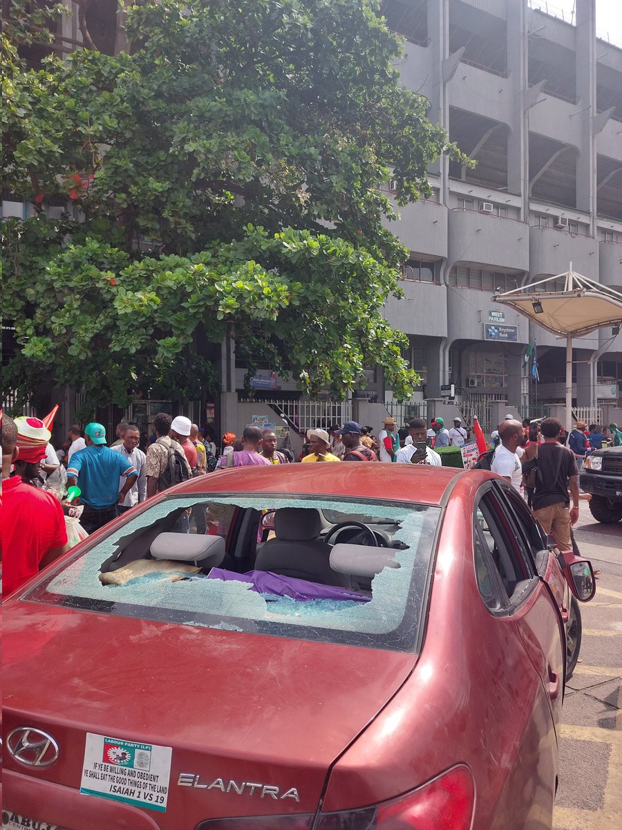 kaalflawsome's tweet photo. Thugs just attacked one of the cars conveying OBIDients from Jakande Ajah, Eti-Osa LGA, to TBS for #LagosObiDattiRally 

Why are they threatened?

#ObiDattiInLagos https://t.co/dSloCe2m37