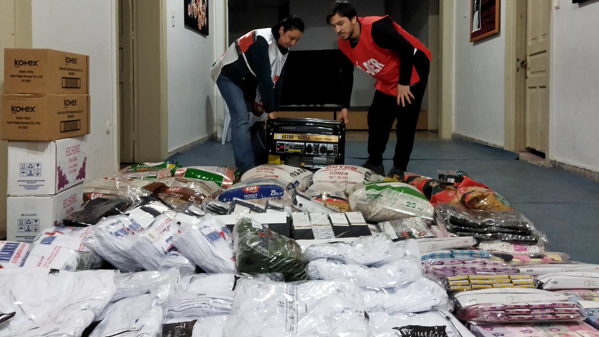 uid_der's tweet photo. #Deprem bölgesinde yakıta çok büyük ihtiyaç var. UİD-DER topladığı yardımları, yakıt tankerlerini ve çok ihtiyaç duyulan jeneratörleri Mersin Temsilciliği üzerinden #Hatay, #Adana ve #Antep’e ulaştırmaya devam ediyor. Yardımları eksik etmeyelim dostlar, acil çadıra ihtiyaç var. https://t.co/J23FaUoIq3