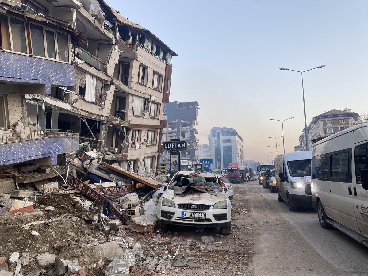 journalistpanda's tweet photo. Afetzedeler internete ulaşamadığından çoğu şeyden habersiz. ‘Televizyonda bizi gösteriyorlar mı? Yaşadıklarımızı herkes görüyor mu?’ soruları alıyorum. ‘Haberlerde görülenden daha kötü olduğumuzu bilin. İhtiyaçlar gelmediği için canımızı riske atarak, yıkık evlerimize giriyoruz.’ https://t.co/onx6vYw6tU