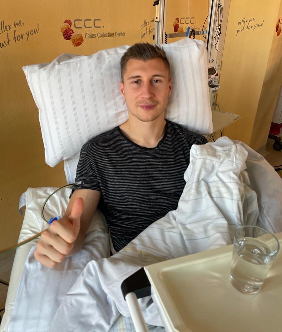 relevo's tweet photo. 💬 "No hay dos opciones para mí"

Willi Orban, capitán del Leipzig, se perderá el próximo partido de su equipo ante el Union Berlin por salvar una vida.

🧵 El jugador y el club dan una lección de que hay cosas mucho más importantes que un partido de fútbol. https://t.co/RIUELJ4MtW