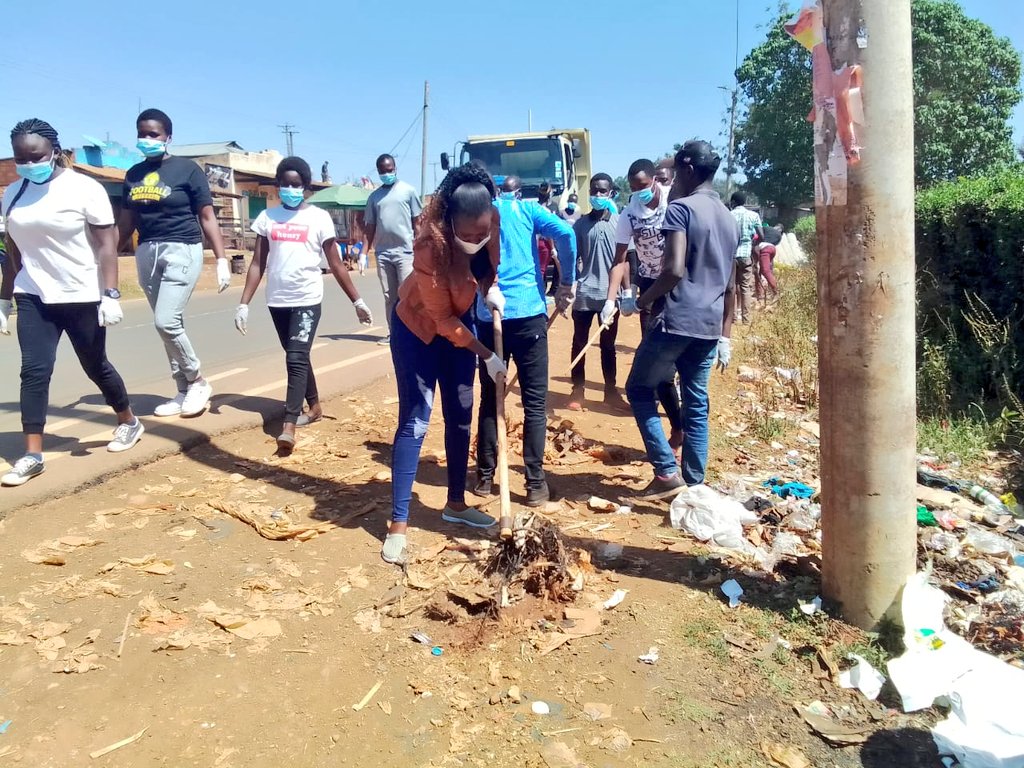 EnviClimateC_Ke's tweet photo. Under the program the organization will set up ten (10) recycling bins for recyclable collection to be placed at strategic zones within the town. This is in tandem with the Sustainable Waste Management Act 2021 which will transition Kenya into a circular economy. https://t.co/AsEwFabYxu