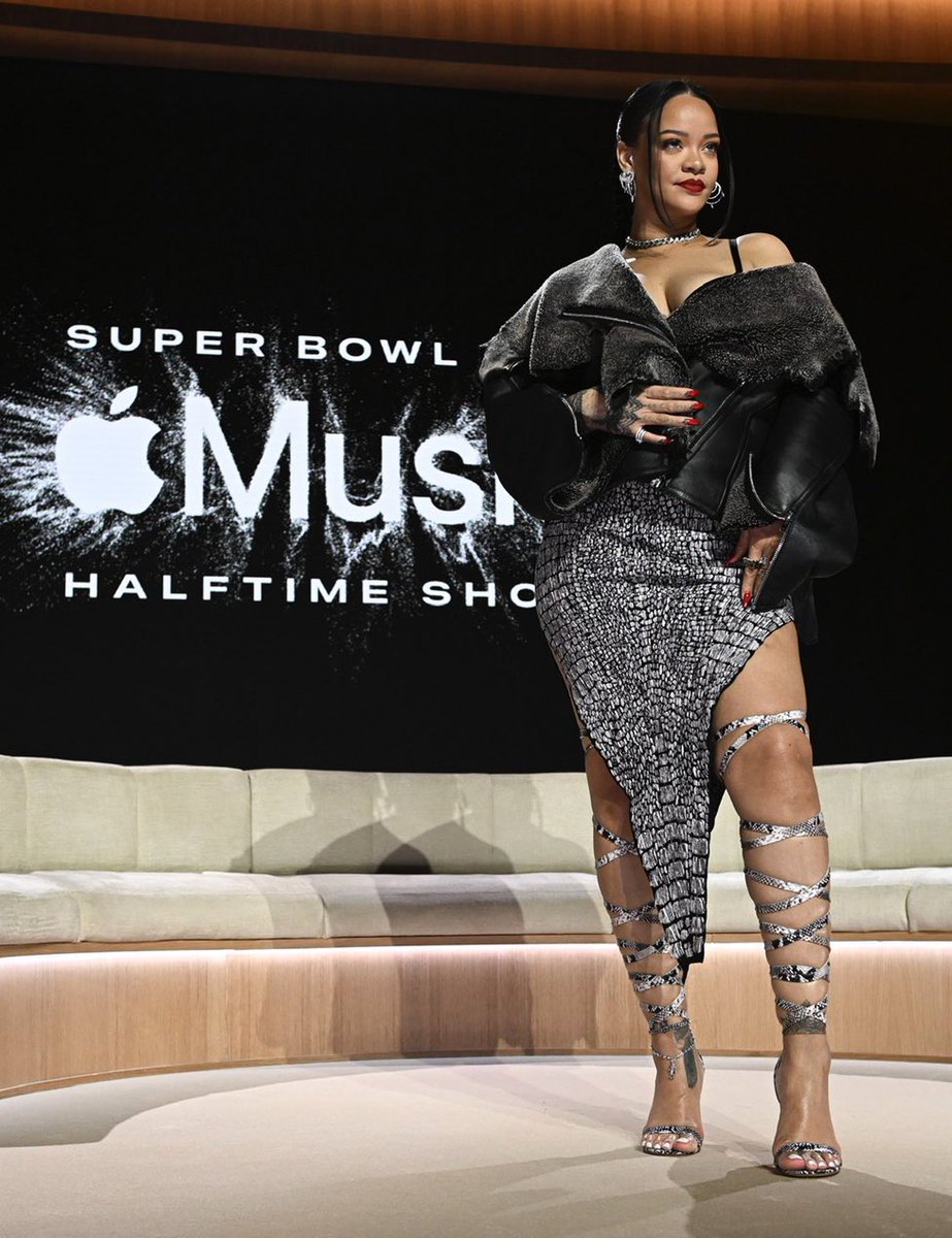 Tomorrow Rihanna will make her return to the stage at the #SuperBowl  Halftime Show. 🏈🎤