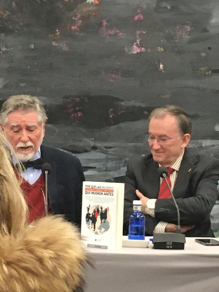 AcademiaAgp's tweet photo. En su intervención, el Dr. Soriguer señala: "¿Qué relación hay entre la selección de pareja y la esperanza de vida? Este libro es un viaje apasionante a lo largo de la historia humana, de cómo se ha ido construyendo la relación de pareja."
@MuseoJorgeRando 
@umadivulga https://t.co/JlIo1vpF97