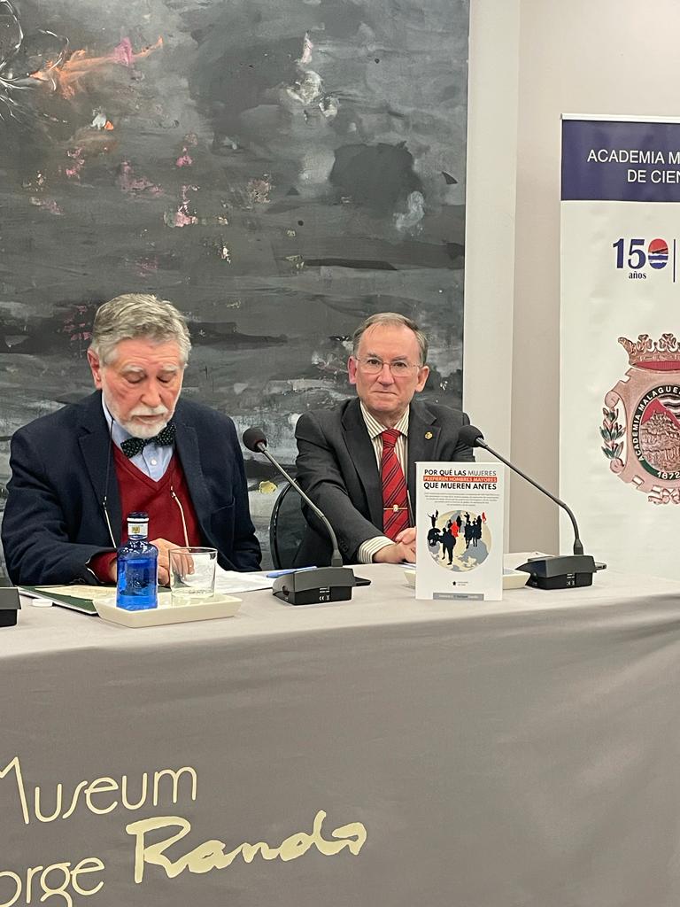 AcademiaAgp's tweet photo. En su intervención, el Dr. Soriguer señala: "¿Qué relación hay entre la selección de pareja y la esperanza de vida? Este libro es un viaje apasionante a lo largo de la historia humana, de cómo se ha ido construyendo la relación de pareja."
@MuseoJorgeRando 
@umadivulga https://t.co/JlIo1vpF97