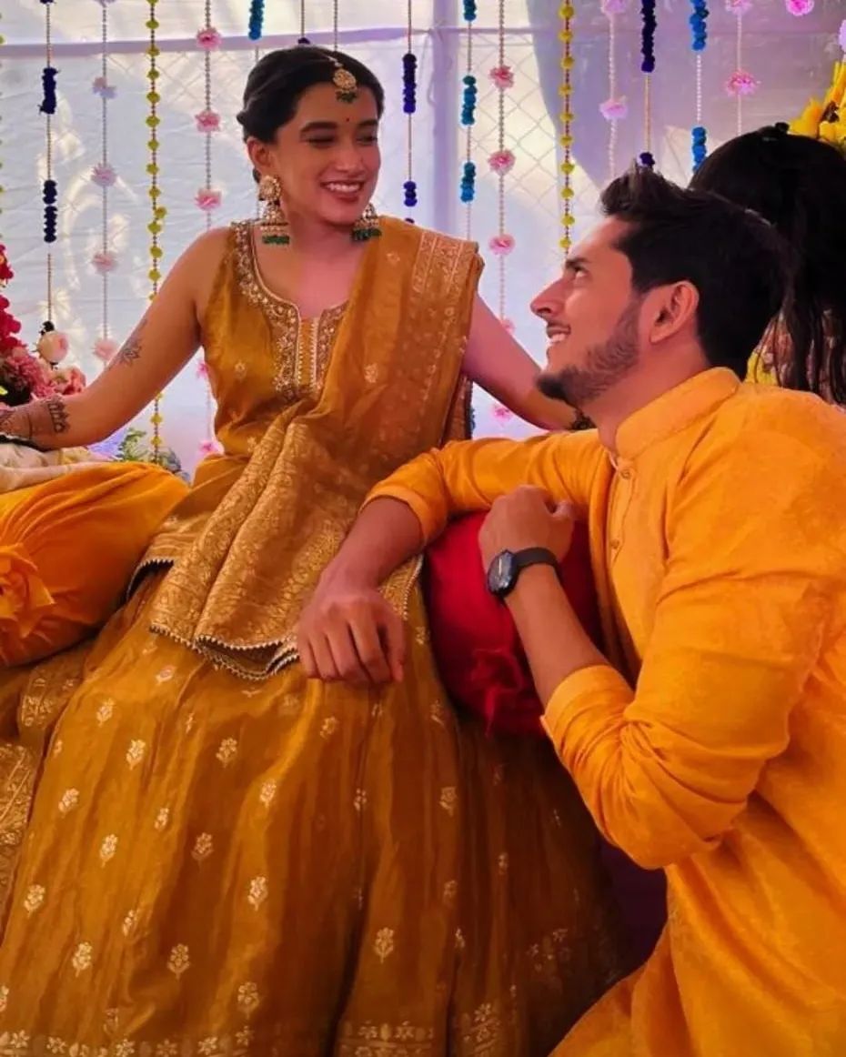 fillamwala's tweet photo. श्रेयाच्या हातावर रंगली शाल्वच्या नावाची मेहंदी 😍❤️❤️
#shalvakinjawadekar #shreyadaflapurkar #mehendifunction #marathicelebrities #weddingmoments #marathiactors #weddinggoals #viralpost #fillamwala https://t.co/BCldhUZpSG