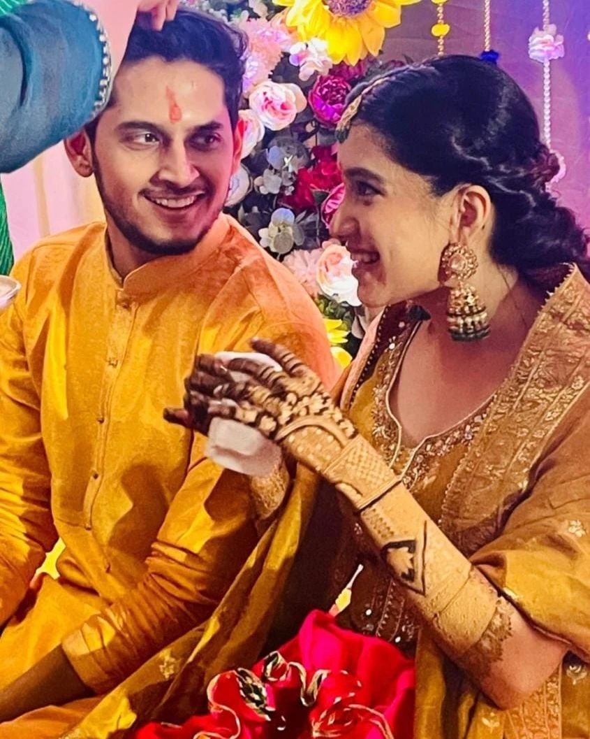 fillamwala's tweet photo. श्रेयाच्या हातावर रंगली शाल्वच्या नावाची मेहंदी 😍❤️❤️
#shalvakinjawadekar #shreyadaflapurkar #mehendifunction #marathicelebrities #weddingmoments #marathiactors #weddinggoals #viralpost #fillamwala https://t.co/BCldhUZpSG