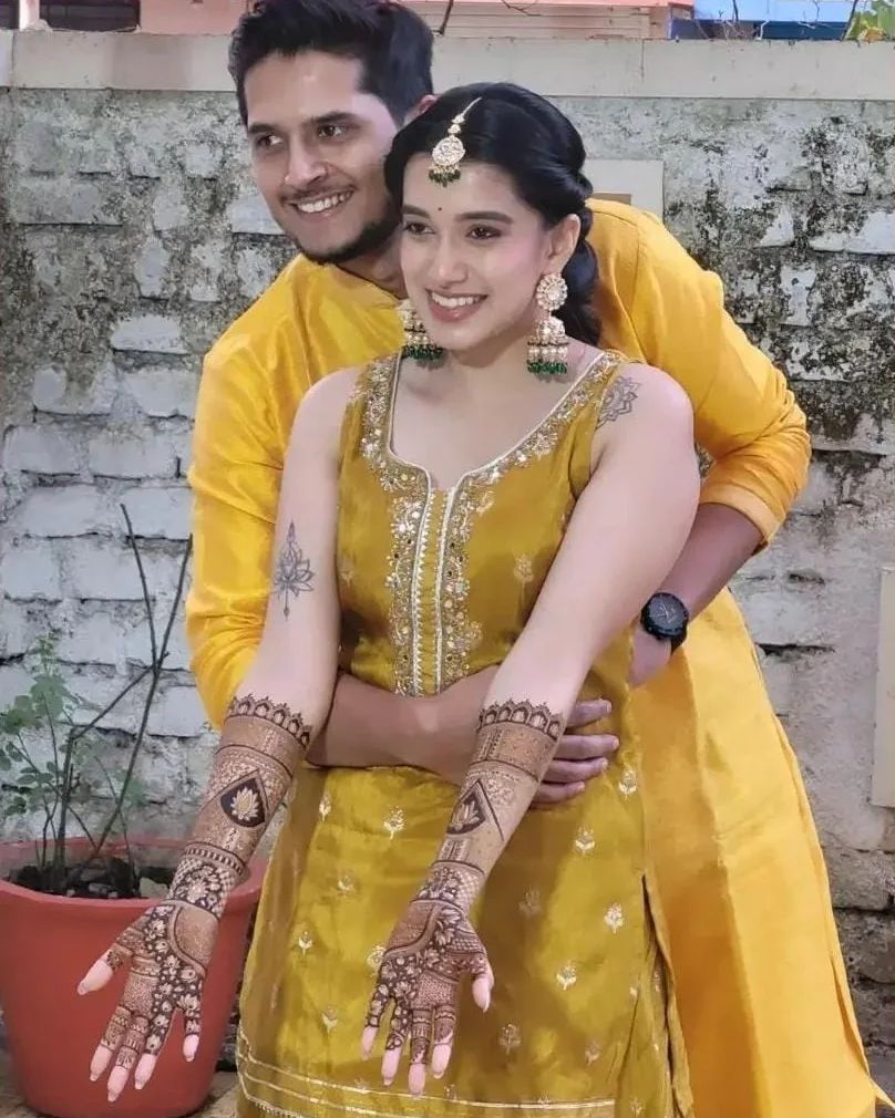 fillamwala's tweet photo. श्रेयाच्या हातावर रंगली शाल्वच्या नावाची मेहंदी 😍❤️❤️
#shalvakinjawadekar #shreyadaflapurkar #mehendifunction #marathicelebrities #weddingmoments #marathiactors #weddinggoals #viralpost #fillamwala https://t.co/BCldhUZpSG
