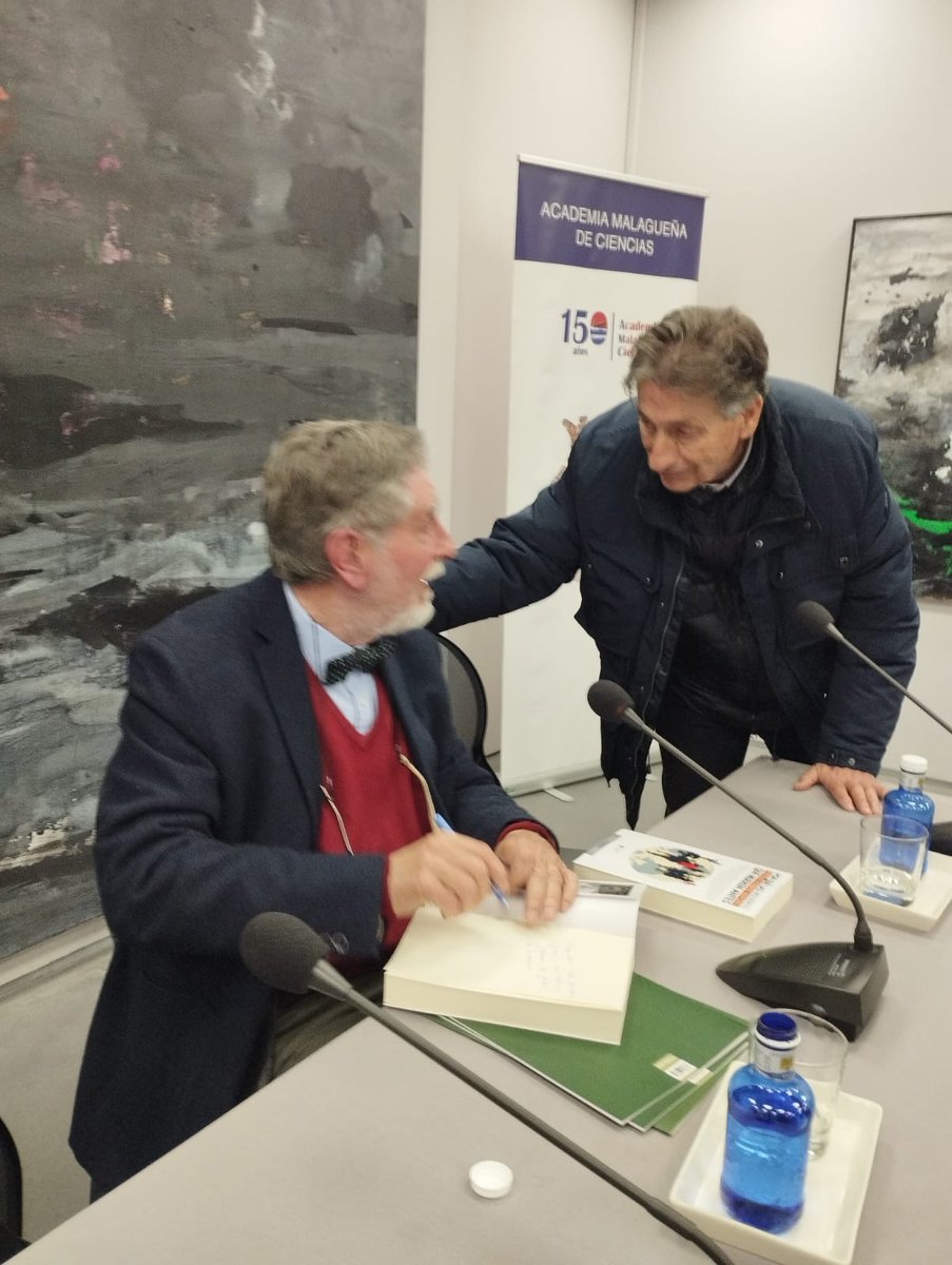 AcademiaAgp's tweet photo. Al finalizar el acto, el Dr. Soriguer dedicó ejemplares a los se acercaron a solicitarlo. El Dr arquitecto Luis Machuca fue uno de ellos. El autor ha utilizado las series hist��ricas de las bases de datos del @es_INE  tanto de los matrimonios como de la esperanza de vida en España https://t.co/ATBKlEqkst