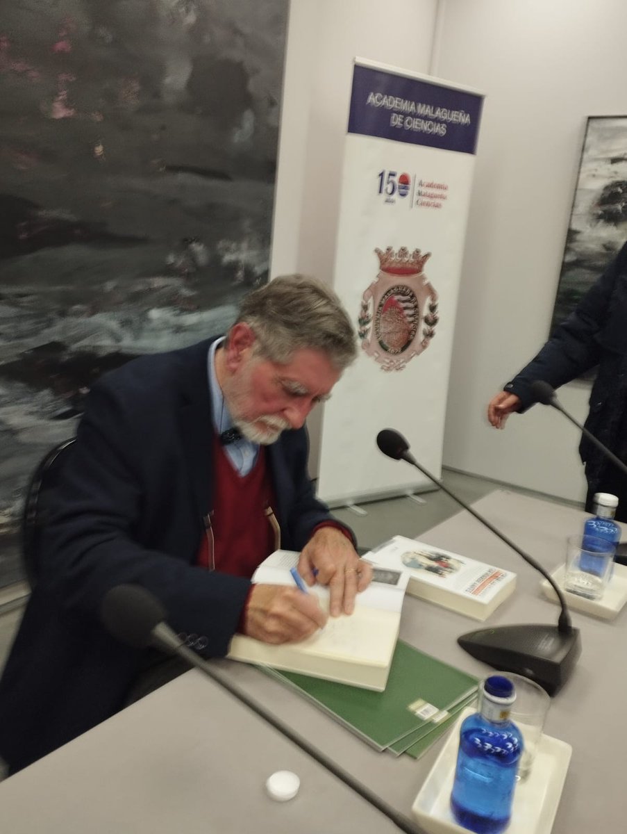 AcademiaAgp's tweet photo. Al finalizar el acto, el Dr. Soriguer dedicó ejemplares a los se acercaron a solicitarlo. El Dr arquitecto Luis Machuca fue uno de ellos. El autor ha utilizado las series hist��ricas de las bases de datos del @es_INE  tanto de los matrimonios como de la esperanza de vida en España https://t.co/ATBKlEqkst