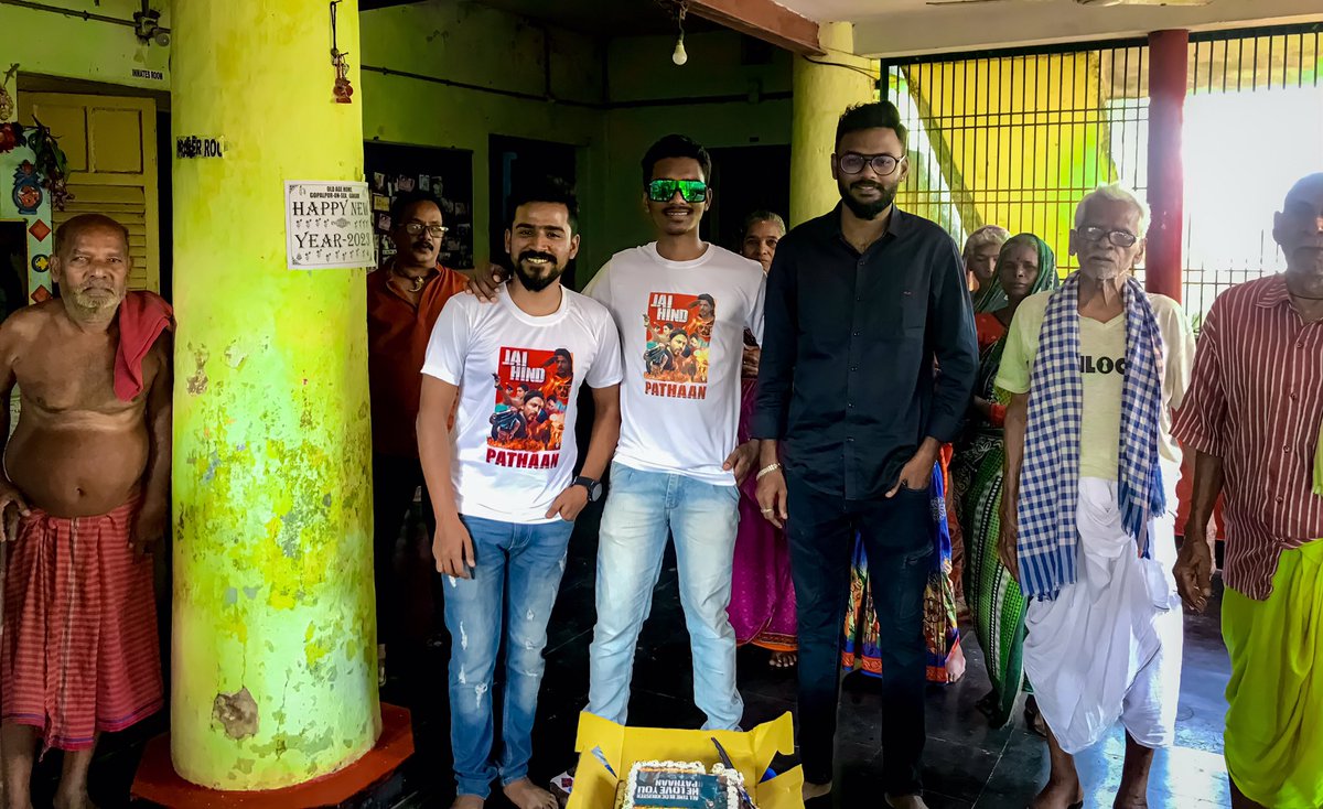 imBKM45's tweet photo. Berhampur Srk Universe Celebrate the success of ATBB PATHAAN With Old Age Home. @iamsrk @SRKUniverse  

YouTube:-  https://t.co/p4LA9Hgkgs https://t.co/54DUBrZRSW