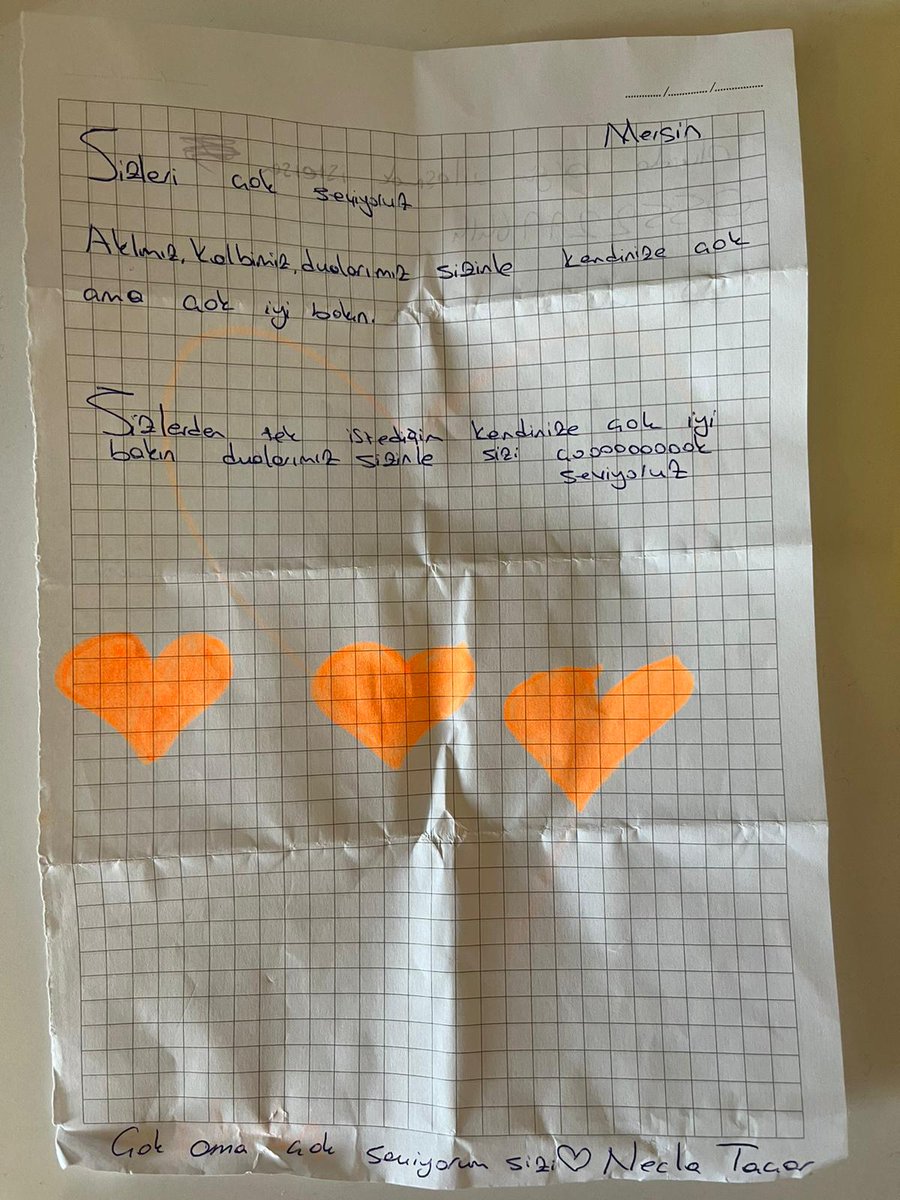 Kültür merkezine gidip kıyafet yardımı aldık ve bir pantolonun cebinden böyle bir not çıktı bu zor ve acı günlerde bu not içimizi ısıttı bir nebze de olsa gülümsetti teşekkürler Necla biz de seni çok seviyoruz iyi ki varsın 🙏🏻❤