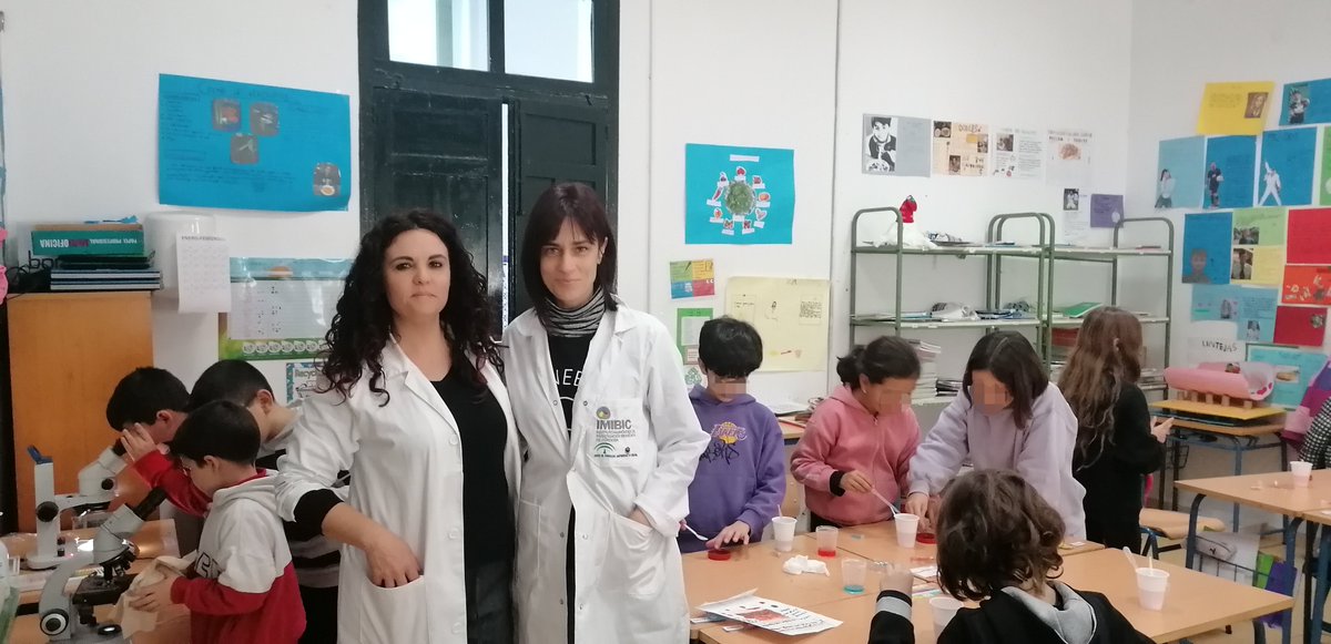 IMIBIC's tweet photo. 👩🏻‍🔬🧪Gema García, Especialista Técnica de la UCAIB Microscopía Óptica Avanzada y Esther Rivero, Lab Manager de la UCAIB Procedimientos Generales, visitaron este jueves el @CeipColon y el CEIP López Diéguez para conmemorar el Día Internacional de la Mujer y la Niña en la Ciencia. https://t.co/TiYhx60PXP