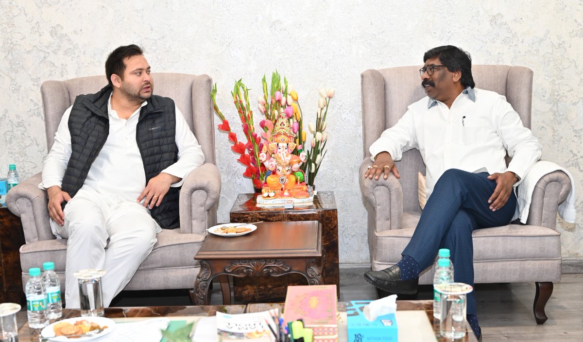 HemantSorenJMM's tweet photo. बिहार राज्य के माननीय उप-मुख्यमंत्री भाई @yadavtejashwi जी से आवास में मुलाकात हुई। मुलाकात के दौरान देश और राज्य से जुड़े विभिन्न मुद्दों पर चर्चा हुई। https://t.co/wBXfy0i0Wt
