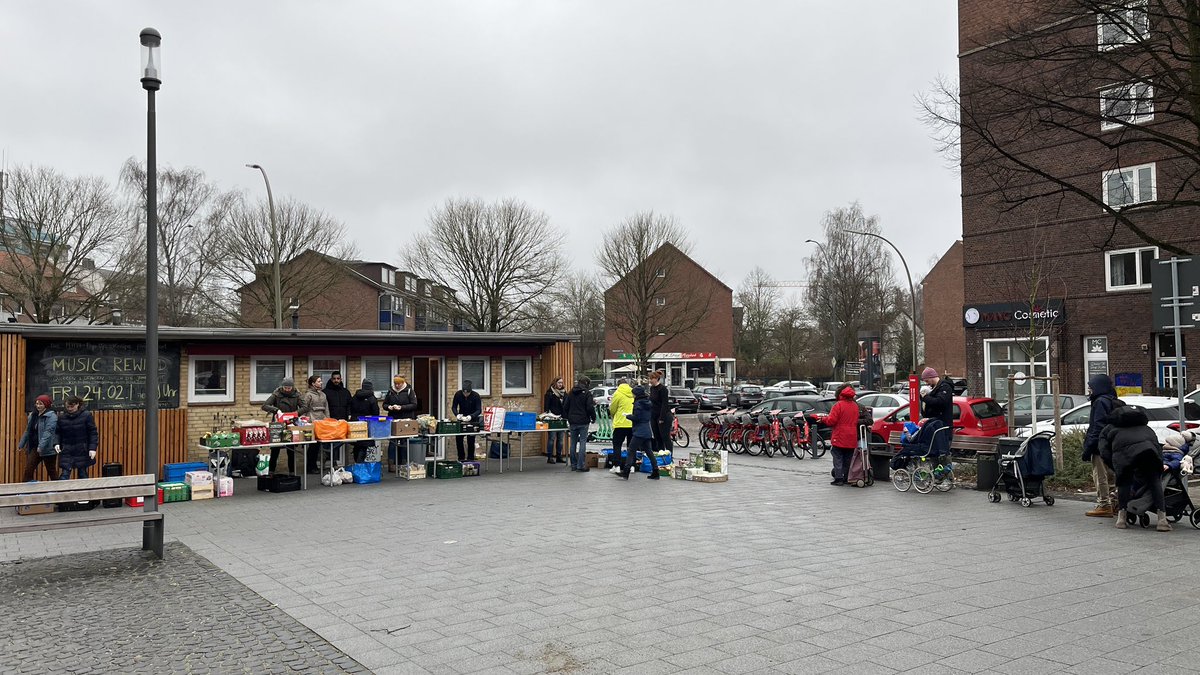 niklaskoopmann's tweet photo. Das Marktmeisterhaus am Elsässer Platz wird vielseitig genutzt: Heute wieder, wie jeden Sa. um 10:30, durch den #Fairteiler, der Lebensmittel an Bedürftige ausgibt und heute sein halbjähriges Jubiläum feiert. Jede Unterstützung ist willkommen, ob durch Spenden oder helfende Hände https://t.co/lvpreq41h4