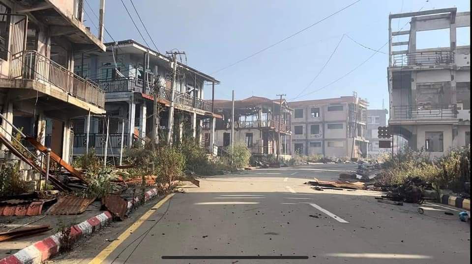 zawmoethant71's tweet photo. The Police POWs confessed that the #SAC's captain #SawYeMoeAung & #HeinMyatSoe's group was burned & destroyed #HtanTalan town & stole public property.
https://t.co/4AhgcYixVi
#2023Feb11Coup
#WarCrimesOfJunta
#WhatsHappeningInMyanmar https://t.co/sSVF3dos26