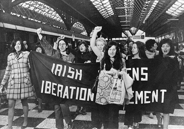 iamreddave's tweet photo. Women were not allowed to buy pints in most Irish pubs in 1970. Nell McCafferty led a group of women who ordered, 30 brandies and one pint of Guinness. When the pint was refused, they drank the brandies and refused to pay as their order was not served. https://t.co/gjpBKdpM8G https://t.co/DdYiqUPuvR