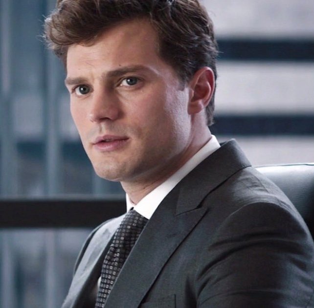 VoixOuf's tweet photo. « 2 rôles, 1 voix ! » L’un est sensible à la Force, l’autre est sensible à la… douleur (?) mais c’est bien Valentin Merlet qui les double tous les deux : Ben Solo de #StarWars 💫 et Christian Grey de #CinquanteNuances 🔞 https://t.co/zpvWQnjlkQ