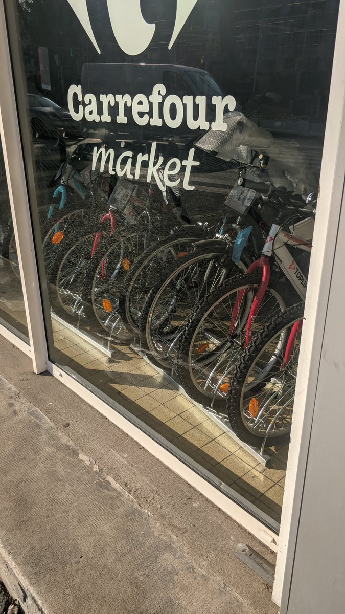 homecinema94's tweet photo. Bonjour @CarrefourFrance le carrefour market de #cachan val de marne toutes les fourches sont montés à l'envers c'est très dangereux merci de remonter l'information à ce magasin merci https://t.co/gthsqjj7cT