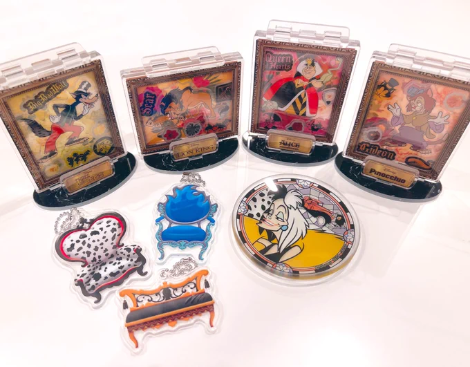 セガのラッキーくじオンラインでゲットしたヴィランズ商品が届いた(10回やって2種かぶった)スカーモチーフのソファアクキー、座面に爪痕ついてて「スカー様もソファで爪研ぎするのネコ科っぽい」となった【猫飼い枢】 