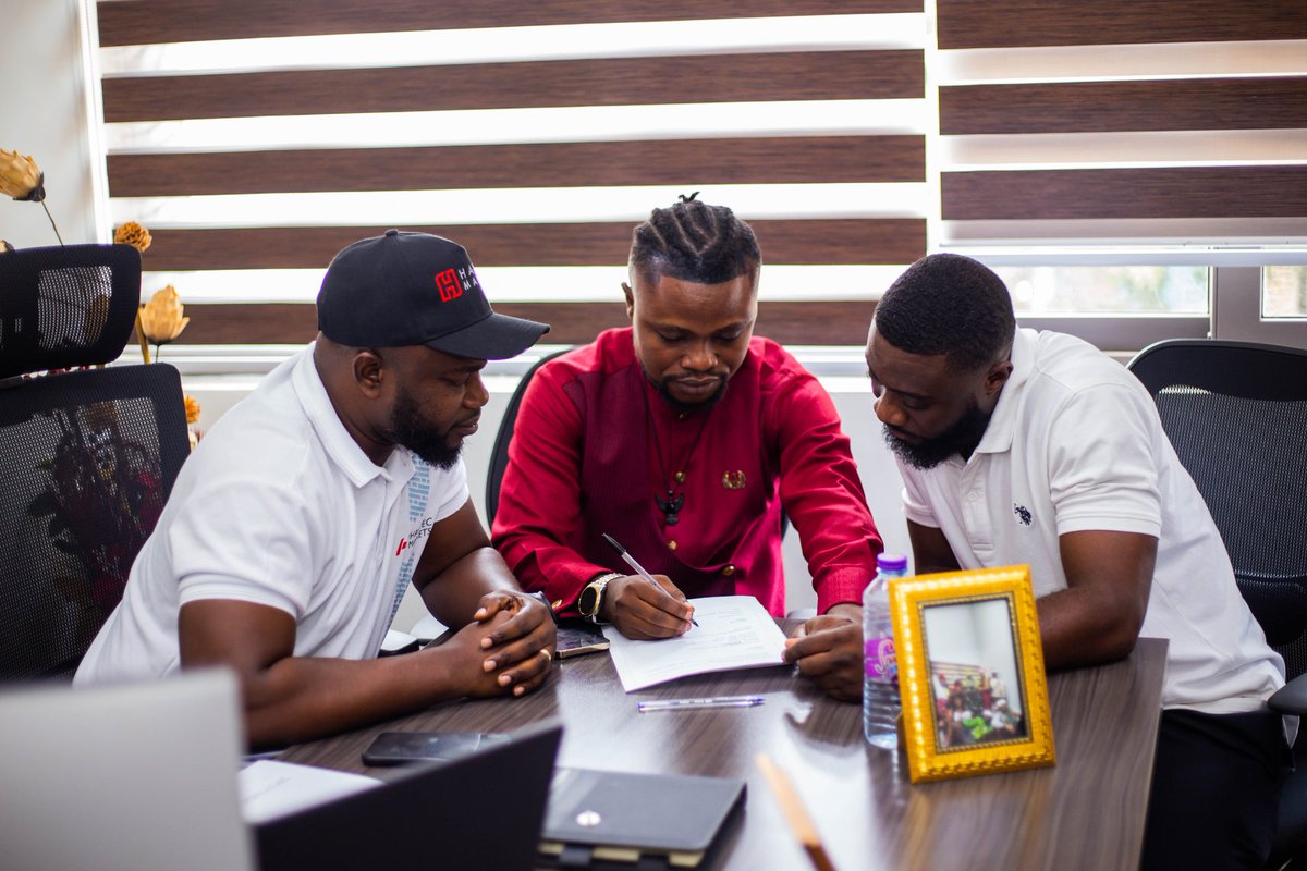 Flash_TPs's tweet photo. Making history one signature at a time! 
We're thrilled to join forces as @yawswinger signs on as the newest ambassador for Hantec Markets Ghana @hantecmarketsghana. 

Here's to making a positive impact together 💪🏼

#ambassador #partnershipgoals https://t.co/qZ7sdCDnvG