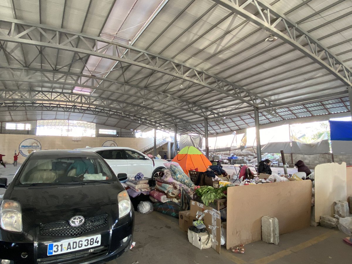 journalistpanda's tweet photo. Samandağ Semt Pazarı burası. Yemek, su ve kıyafet dışında hiçbir şey yok. Bebekleri için mama ve bez istiyorlar. Çoğu kişi hasta ancak ilaç yok. Yakıt alamadıkları için araç içinde ısınamıyorlar. Çadır yok. Bir anne ‘bu süreçte en iyi dost sigara o bile yok.’ dedi. https://t.co/PhuUSfetXj