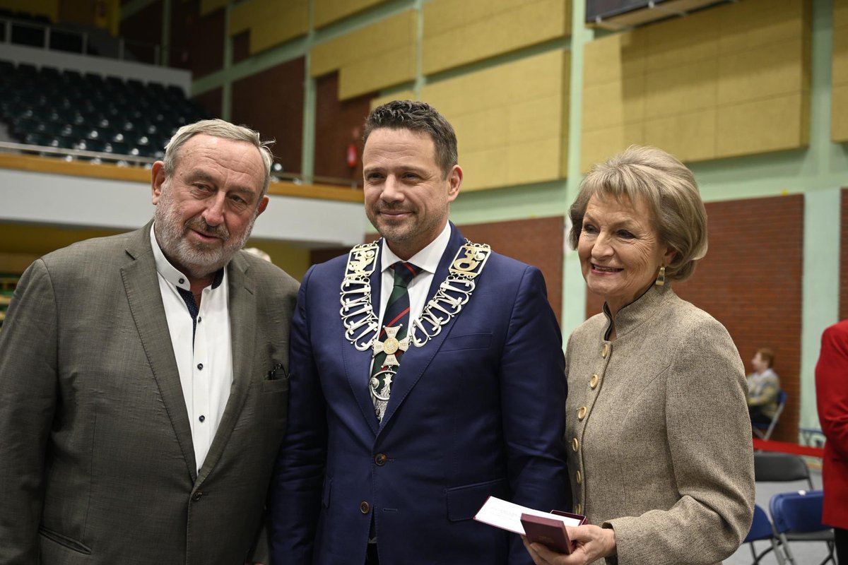 MiastoUrsynow's tweet photo. W #UCSiR prezydent @trzaskowski_ wręczał medale parom, które przeżyły co najmniej 50 lat w jednym związku małżeńskim 🎖️ https://t.co/1sI1Ru7TQf