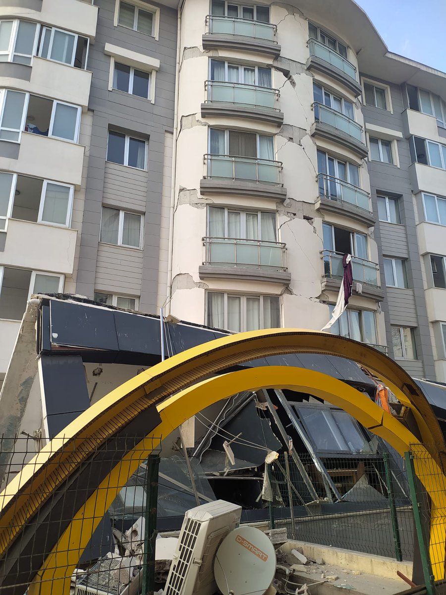 fosmanca's tweet photo. Bütün önlem,tedbir ve evde eşimle  tatbikat yapmama rağmen Antakya'ya megaton gücünde bir darbe indi. 

Duvarlar patladı,kapilar kapandi, tek çare ölümüne atlamaktı.

Kızıma sarıldım, Allaha sığındım.  Sağdaki perdeyi bağlayıp tutunarak inerken kayip 30metreden betona çakıldık. https://t.co/IhpoLdQjki