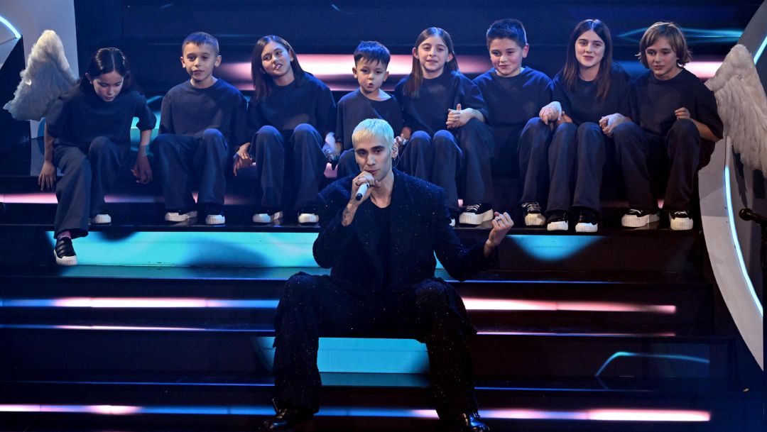 arsagaidra's tweet photo. Tutti a litigare su chi far vincere fra Mengoni e Ultimo MA RAGA IMMAGINATE MR. RAIN ALL'EUROVISION cioè lui bono e un cuore di panna la canzone meravigliosa e significativa i bambini super pucciosi le ali loro che si prendono per mano SECONDO ME SBANCHIAMO
#sanremo2023 https://t.co/3gniwQPS0h
