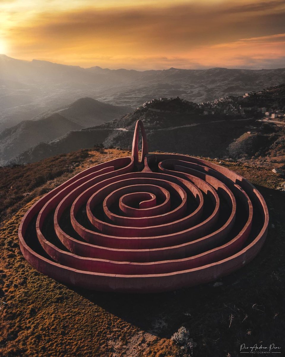 Italia_fra's tweet photo. Le labyrinthe d'Arianna est unique.🌀 Il n'y a qu'un seul chemin qui mène au centre, où se trouve un petit olivier. Pouvez-vous deviner de quel labyrinthe il tire sa forme ?
📍 @VisitSicilyOP
📷 IG pioandreaperi
#LiveItalian #ilikeitaly #ItalianSpecials #casteldilucio https://t.co/iPxpJhLpmZ
