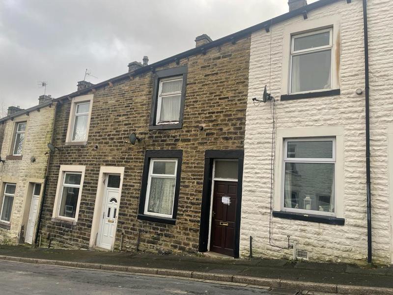 MellorAuction's tweet photo. #EdwardMellor #Colne #Auction #Tenanted #Investment 

This flush faced stone built mid terrace dwelling presents an ideal purchase for an investor looking to add to their portfolio.

https://t.co/bPrtQvmwGi 

Call Molly on 01614434740📞 https://t.co/i3yr3Axx8f