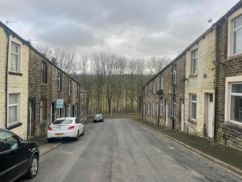 MellorAuction's tweet photo. #EdwardMellor #Colne #Auction #Tenanted #Investment 

This flush faced stone built mid terrace dwelling presents an ideal purchase for an investor looking to add to their portfolio.

https://t.co/bPrtQvmwGi 

Call Molly on 01614434740📞 https://t.co/i3yr3Axx8f