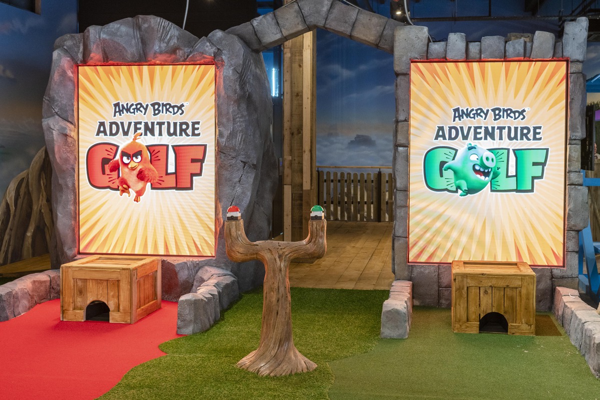 AngryBirdsGolf's tweet photo. Have you heard? 📣 Slingshot is the fastest and most fun way to travel 😆 Choose the red or the green course and place your ball into the box ⛳️ Watch as it is catapulted onto Bird Island or Pigtropolis!💥 Now, you’re ready to play🏌️‍♀️Learn how it all works: https://t.co/rmauJy6GzD https://t.co/9CPC8SmUiR