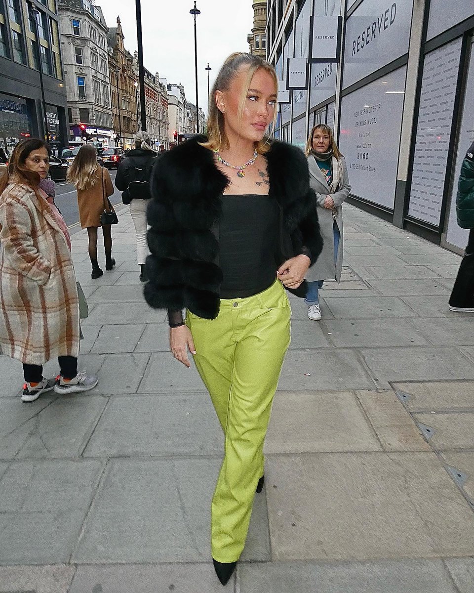 OxfordStreetW1's tweet photo. Saturdays are for shopping... 💚

📸 @lilliej0 

#OxfordStreet #HappySaturday #weekendsinLondon https://t.co/BEN47LPS3o