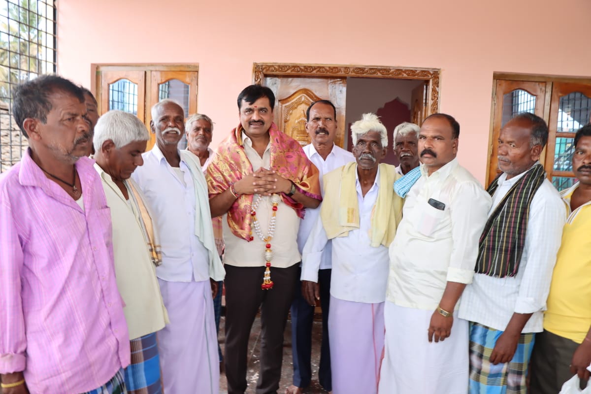 MRudresh26's tweet photo. ಇಂದು ಚಾಮರಾಜನಗರ ವಿಧಾನಸಭಾ ಕ್ಷೇತ್ರದ ವ್ಯಾಪ್ತಿಯ ನಲ್ಲೂರು ಹಾಗೂ ನಾಗವಳ್ಳಿ ಗ್ರಾಮಗಳಿಗೆ ಭೇಟಿ ನೀಡಿ, ಗ್ರಾಮಸ್ಥರ ಯೋಗಕ್ಷೇಮವನ್ನು ವಿಚಾರಿಸಿ, ಪ್ರಸಕ್ತ ವಿದ್ಯಮಾನಗಳ ಬಗ್ಗೆ ಚರ್ಚಿಸಿದೆನು.
#ಎಂರುದ್ರೇಶ್ #ಚಾಮರಾಜನಗರ #MRudresh #Chamarajanagara https://t.co/qtuwzuLVIj