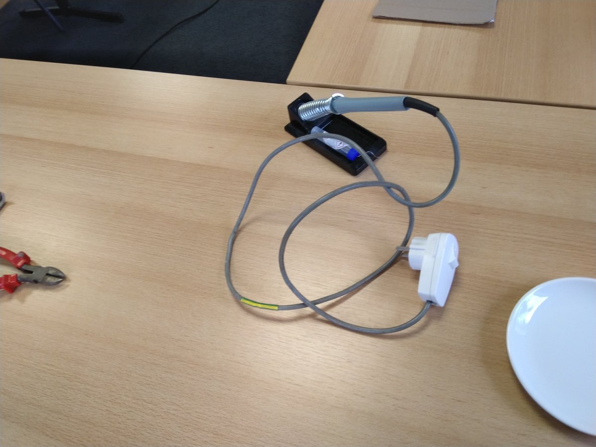 PyroBatNL's tweet image. Workshop #HackerHotel
#making