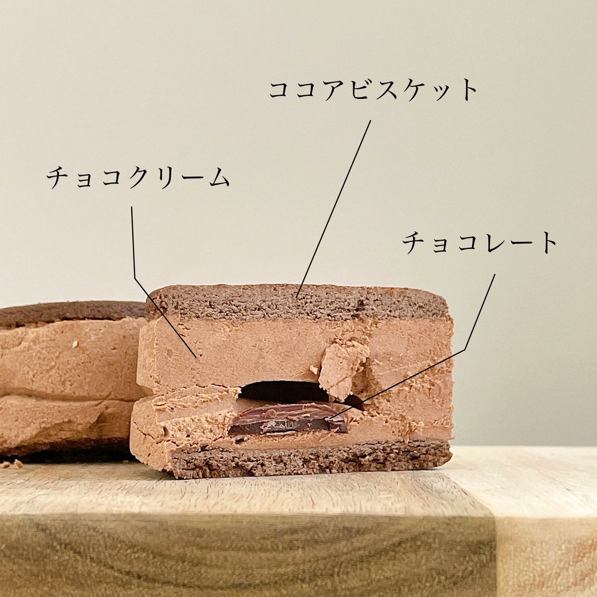 「【ファミマ限定】ゴディバ並の高級感だわ…!SNS絶賛の「クリームぎっしりスイーツ」|BuzzFeed Japanのイラスト