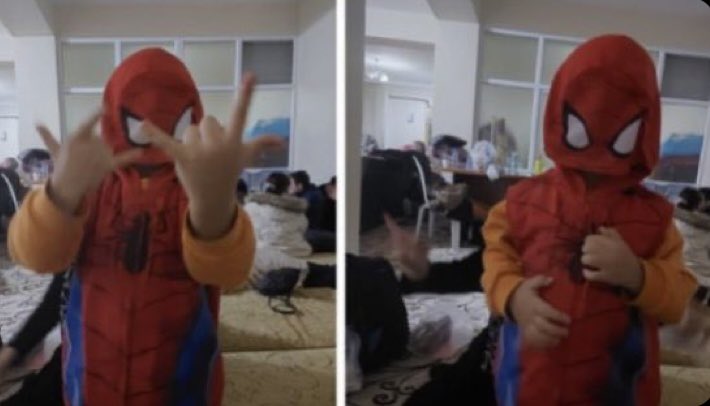 Enkaz altında annesi tüm olup biteni
bir oyun gibi anlatıyor oğluna. Buradan
çıkınca sana spiderman kostümü
verecekler sen kahraman olacaksın
diyor. Enkazdan çıkıyorlar. Bir yardım
kolisinden spiderman kostümü çıkıyor
ve o bir kahraman oluyor.
Kahramanımız şimdi çok mutlu.