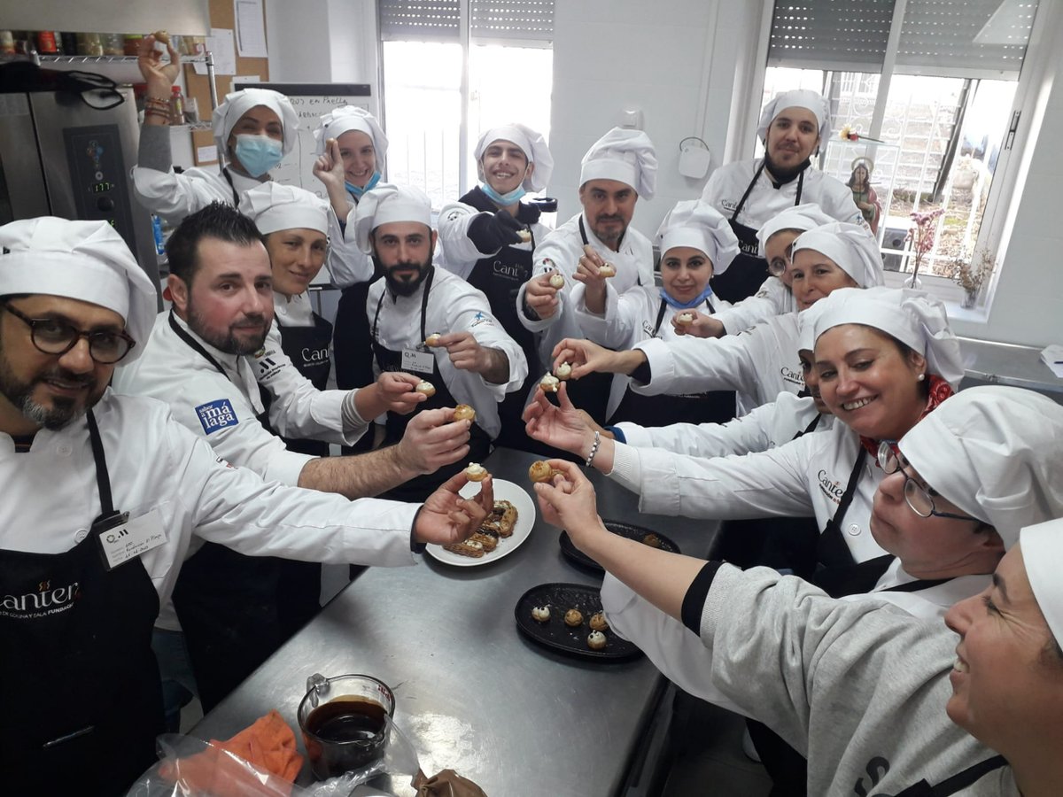 ElPimpiMalaga's tweet photo. Nuestro chef ejecutivo Andrés Romero y el jefe de pastelería Rafa Ayala, visitaron la semana pasada a los alumnos del proyecto #CANTERA a los cuales han aportado su larga experiencia en el sector y sus conocimientos. 😍✨

¡Gracias por vuestra solidaridad! ❤️ https://t.co/iglz13kDMw