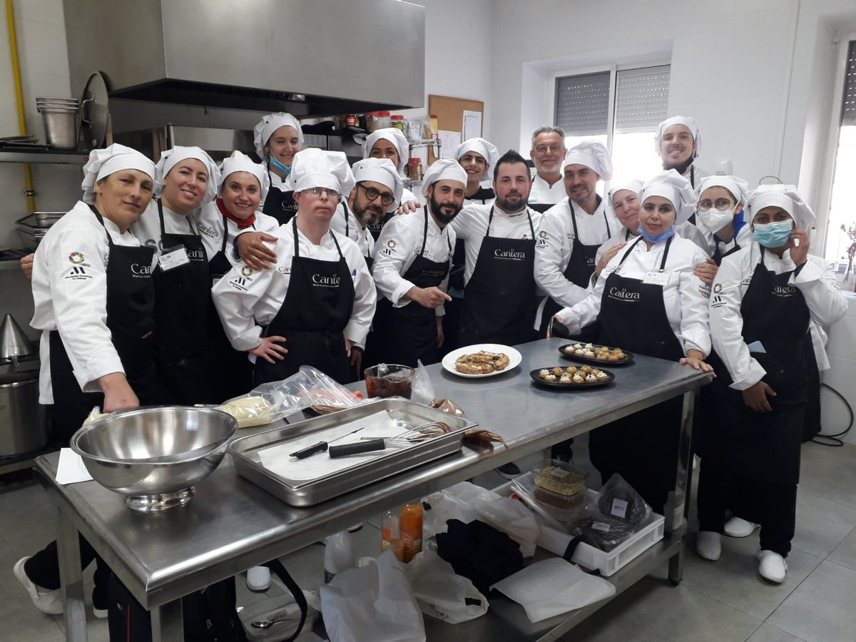 ElPimpiMalaga's tweet photo. Nuestro chef ejecutivo Andrés Romero y el jefe de pastelería Rafa Ayala, visitaron la semana pasada a los alumnos del proyecto #CANTERA a los cuales han aportado su larga experiencia en el sector y sus conocimientos. 😍✨

¡Gracias por vuestra solidaridad! ❤️ https://t.co/iglz13kDMw