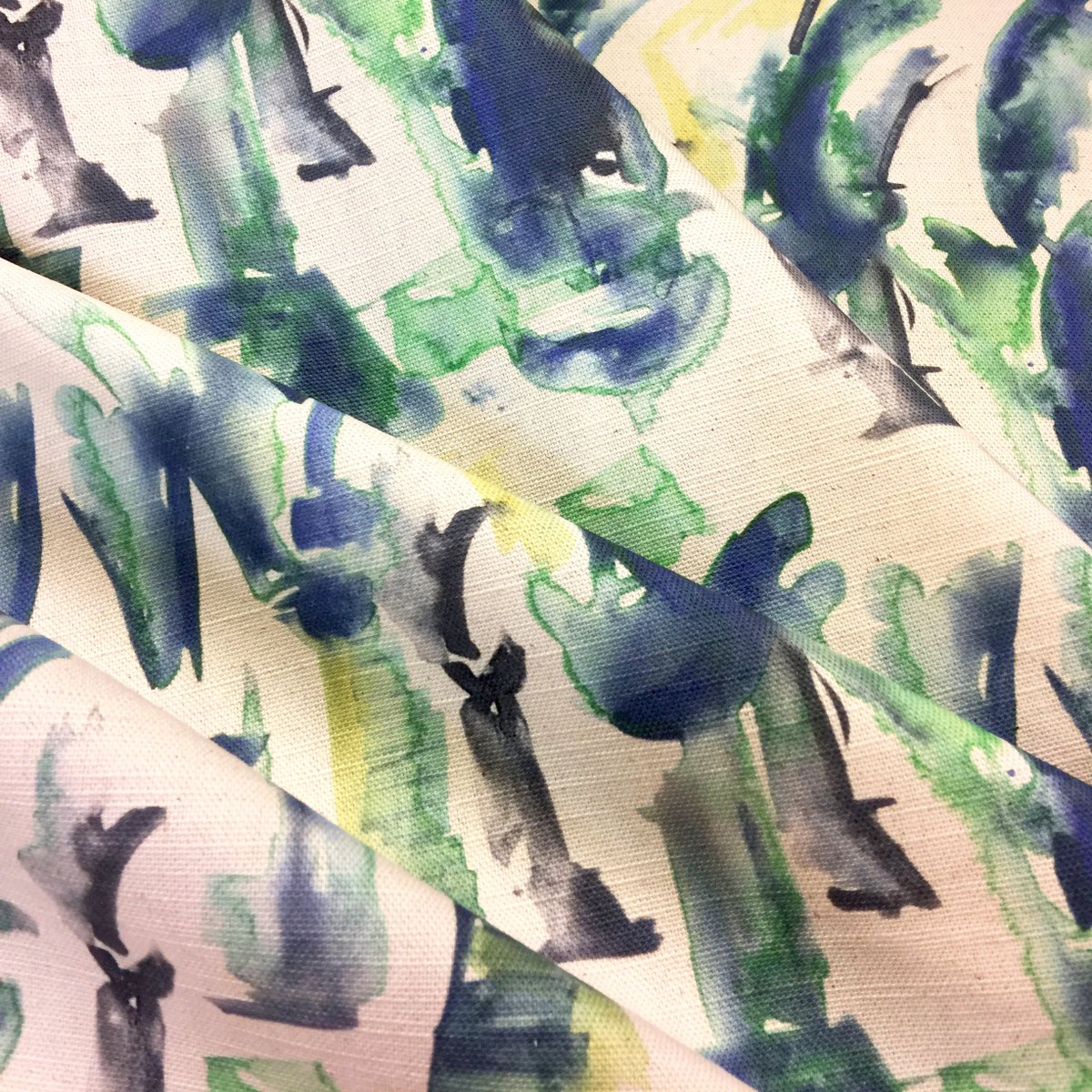 prinfab's tweet image. ⭐ This contemporary abstract design looks beautiful on our Natural Luxury Linen 228gsm. The watercolour effect works really well on the natural coloured base fabric. Thank you Ella for letting us share a photo. 💙

#abstractpattern #painterly #textileart #printedfabric