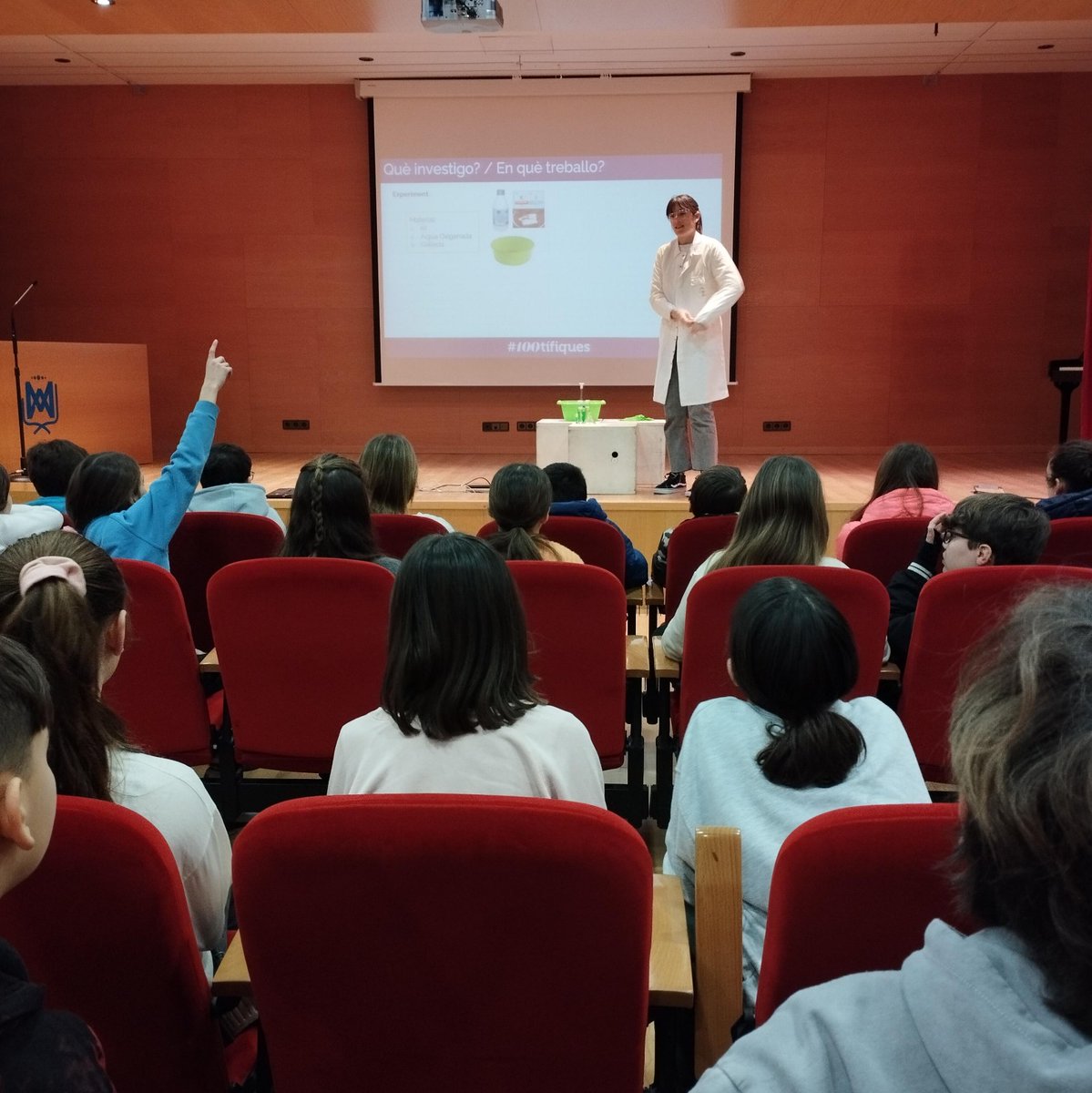 Echavarren_Lab's tweet photo. 📸@tania_medina97 @OgallaGala and Dr. Imma Escofet @Echavarren_Lab participated in the 5th #100tífiques edition to encourage children to continue asking questions and finding answers 🙂🧪⚗️👩‍🔬  #DiaDonaiNenaEnCiencia #11F #WomenInSTEM
@_BIST @fundaciorecerca @ICIQchem #chemtwitter https://t.co/jE49GQmmdQ