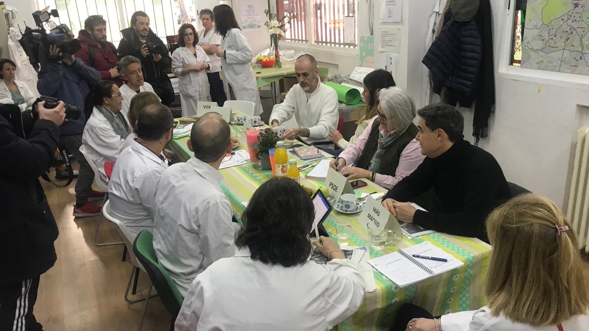 A las 12:00 h. llega "Voces de los barrios" con el resumen de la visita que hicieron ayer l@s portavoces de sanidad de <a href="/PodemosCMadrid/">Podemos Comunidad de Madrid</a>, <a href="/psoe_m/">PSOE Madrid</a> y <a href="/MasMadrid__/">Más Madrid</a> al <a href="/EncierroSanidad/">S.U.M.E. Manoteras</a> de Manoteras. Y citas hortalinas de hoy. 107.5 FM (norte de Madrid ciudad) y radioenlace.org.