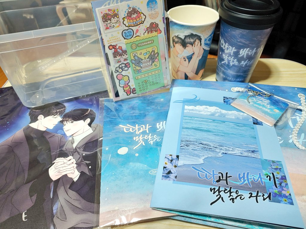 윻윶 기반 한유진 생일 카페 땅과 바다가 맞닿은 자리(<a href="/TheoceanUU/">The Ocean : 땅과 바다가 맞닿은 자리</a>) 협력물품 무사히 도착했습니다ㅜㅠ 주최님의 정성 가득 담아주셔서 열어보고 놀랐네요ㅜㅠ LP넘 신기하고 이렇게 오타쿠 지식이 업데이트됩니다ㅜㅠ 좋은 이벤트 열어주셔서 감사합니다🙇‍♀️🙇‍♀️