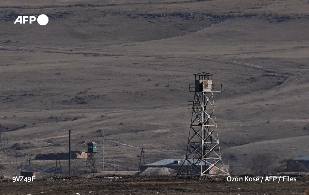 AFP's tweet photo. #UPDATE Five trucks with aid including food and water arrived in Turkey from the Alican border crossing, Serdar Kilic, Turkey's special envoy for dialogue with Armenia, said on Twitter. State news agency Anadolu said this was the first time it had opened since 1988. https://t.co/hW8CYno32s