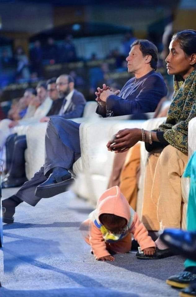 zartajgulwazir's tweet photo. عجیب بادشاہ تھا، بادشاہوں کی محفل میں غریبوں کو آگے بٹھاتا تھا۔
#تم_ہٹاؤ_ہم_لائینگے_عمران
#میں_تمھارے_ساتھ_ہوں https://t.co/dhQNe6YvPn